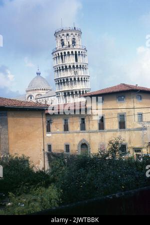 Pisa, Toskana, Italien, 1963. Ein Blick auf das Gebäude, das ursprünglich das Kapitel der Primaziale war und aus dem 13.. Jahrhundert stammt. Es ist heute die Heimat des Museo dell'Opera del Duomo. Dahinter befindet sich der schiefe Turm von Pisa und die Kuppel der Kathedrale von Pisa. Stockfoto