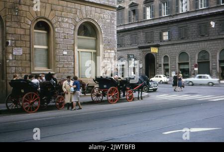 Rom, Italien, 1963. Touristen, die an Bord der Pferdekutschen von Botticella sitzen und darauf warten, auf eine Tour durch die Stadt mitgenommen zu werden. Stockfoto