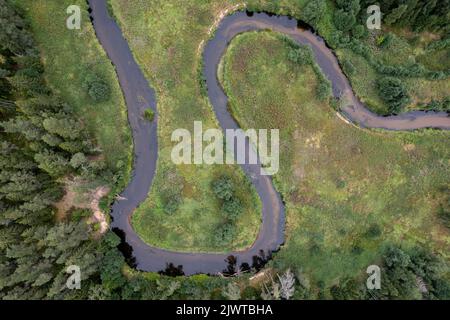 Mäanderender Fluss im Norden Estlands Stockfoto