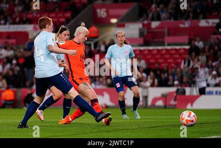 Das englische Bethany England erzielt das sechste Tor des Spiels während des FIFA Women's World Cup Qualifying 2023 im Stoke City Stadium, Stoke-on-Trent. Bilddatum: Dienstag, 6. September 2022. Stockfoto