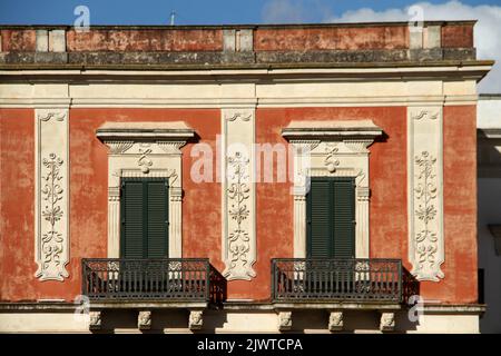 Casarano, Italien. Außenansicht eines Gebäudes mit Jugendstilelementen. Stockfoto