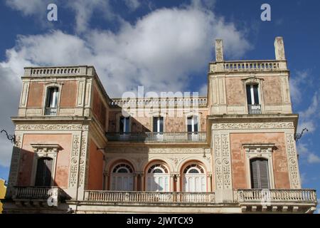 Casarano, Italien. Außenansicht des Palazzo Capozza aus dem 19.. Jahrhundert. Stockfoto