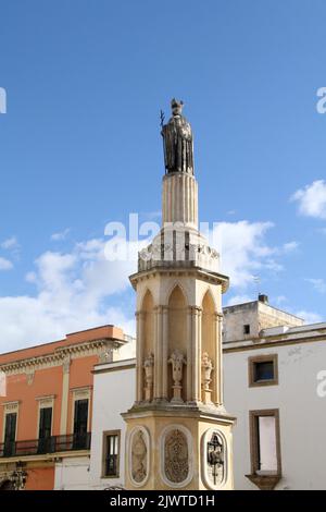 Casarano, Italien. Säule aus dem 19.. Jahrhundert des heiligen Johannes des Barmherzigen, des schutzpatrons der Stadt, der sie der Überlieferung nach vor einem Unglück rettete. Stockfoto