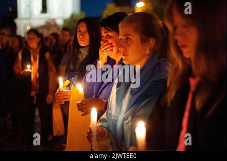 Kiew, Kiew, Ukraine. 6. September 2022. Am 6. September werden Verwandte von Asow-Regimentskämpfern bei der Kundgebung in der Innenstadt von Kiew gesehen. Am 29 2022. Juli beschossen Russen ein Kriegsgefangenenlager in Oleniwka (Donezk-Region) und töteten eine große Anzahl ukrainischer Kämpfer, die dort von Russen selbst festgehalten wurden. Diese Kämpfer wurden während der Schlacht von Mariupol, die 86 Tage dauerte, gefangen genommen. Russland ist am 24. Februar 2022 in die Ukraine eingedrungen (Bildquelle: © Danylo Antoniuk/ZUMA Press Wire) Stockfoto