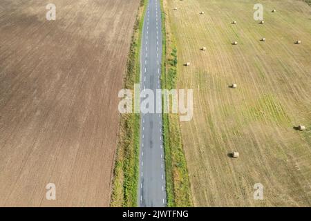 Felder und eine Straße von oben Stockfoto