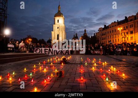 Kiew, Kiew, Ukraine. 6. September 2022. Am 6. September werden Verwandte von Asow-Regimentskämpfern bei der Kundgebung in der Innenstadt von Kiew gesehen. Am 29 2022. Juli beschossen Russen ein Kriegsgefangenenlager in Oleniwka (Donezk-Region) und töteten eine große Anzahl ukrainischer Kämpfer, die dort von Russen selbst festgehalten wurden. Diese Kämpfer wurden während der Schlacht von Mariupol, die 86 Tage dauerte, gefangen genommen. Russland ist am 24. Februar 2022 in die Ukraine eingedrungen (Bildquelle: © Danylo Antoniuk/ZUMA Press Wire) Stockfoto