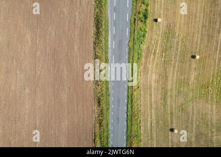 Felder und eine Straße von oben Stockfoto