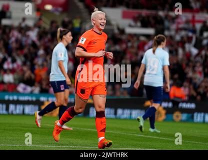 Das englische Bethany England feiert das sechste Tor seiner Spielmannschaft während des FIFA Frauen-WM-Qualifying-Spiels der Gruppe D 2023 im Stoke City Stadium, Stoke-on-Trent. Bilddatum: Dienstag, 6. September 2022. Stockfoto