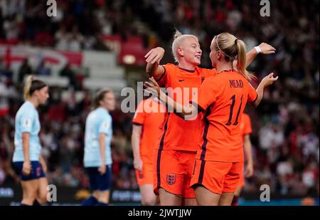 Das englische Team Bethany England feiert das sechste Tor seiner Mannschaft mit Teamkollege Beth Mead während des FIFA Frauen-WM-Qualifying-Spiels der Gruppe D im Stoke City Stadium, Stoke-on-Trent, 2023. Bilddatum: Dienstag, 6. September 2022. Stockfoto