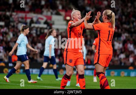 Das englische Team Bethany England feiert das sechste Tor seiner Mannschaft mit Teamkollege Beth Mead während des FIFA Frauen-WM-Qualifying-Spiels der Gruppe D im Stoke City Stadium, Stoke-on-Trent, 2023. Bilddatum: Dienstag, 6. September 2022. Stockfoto