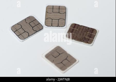 Mobile Mikrochip Simcards Nahaufnahme isoliert auf Studio-Hintergrund. Thema Telekommunikation Stockfoto