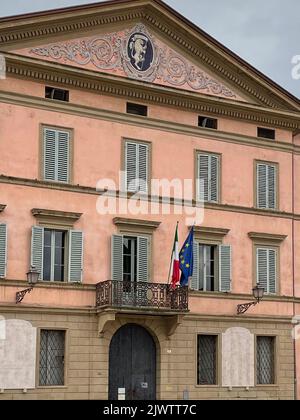 Castel San Pietro Terme, Italien. Das Rathaus aus dem 19.. Jahrhundert auf dem Hauptplatz der Stadt (Piazza XX Settembre). Stockfoto