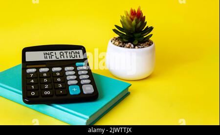 AUFBLASWORT auf Rechner und gelber Hintergrund. Geschäfts- und Steuerkonzept. Stockfoto