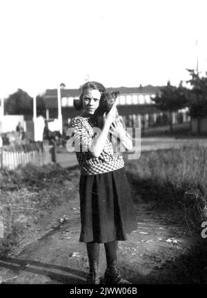 Junge Frau mit Hund Ung weiblich med Hund Stockfoto