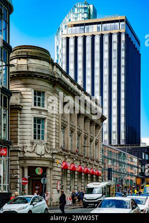 Trattoria 51 Restaurant, 25-31 Old Hall Street, Liverpool. Ursprünglich eine Midland Bank. Das Innside Hotel überragt die älteren Gebäude. Stockfoto