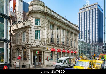 Trattoria 51 Restaurant, 25-31 Old Hall Street, Liverpool. Ursprünglich eine Midland Bank. Das Innside Hotel überragt die älteren Gebäude. Stockfoto