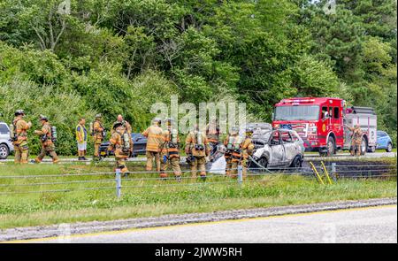 Feuerwehrmann bei einem Autofeuer am 495 auf Long Island, NY Stockfoto