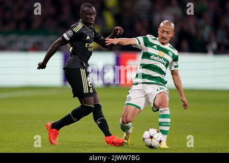 Daizen Maeda von Celtic und Ferland Mendy von Real Madrid in Aktion während des UEFA Champions League Group F-Spiels im Celtic Park, Glasgow. Bilddatum: Dienstag, 6. September 2022. Stockfoto