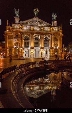 opernhaus bei Nacht Lviv, Ukraine Stockfoto