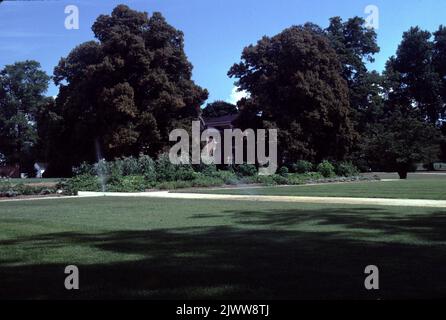 Surry VA USA 9/1993. Bacon’s Castle. Bacon's Castle, oder 'Allen's Brick House' oder das 'Arthur Allen House' befindet sich in Surry County, Virginia, USA. Es ist die älteste dokumentierte Ziegelwohnung in den heutigen Vereinigten Staaten. Es wurde 1665 erbaut und gilt als ein äußerst seltenes Beispiel jakobischer Architektur in der Neuen Welt. Das Haus wurde als "Bacons Burg" bekannt, weil es als Festung oder "Burg" von den Anhängern von Nathaniel Bacon während der Rebellion von Bacon im Jahr 1676 besetzt wurde. Im Gegensatz zur populären Folklore lebte Bacon jedoch nie in Bacons Schloss. Stockfoto