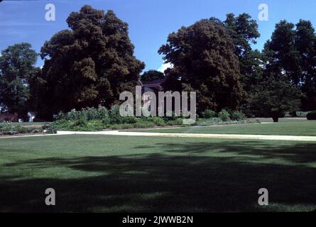 Surry VA USA 9/1993. Bacon’s Castle. Bacon's Castle, oder 'Allen's Brick House' oder das 'Arthur Allen House' befindet sich in Surry County, Virginia, USA. Es ist die älteste dokumentierte Ziegelwohnung in den heutigen Vereinigten Staaten. Es wurde 1665 erbaut und gilt als ein äußerst seltenes Beispiel jakobischer Architektur in der Neuen Welt. Das Haus wurde als "Bacons Burg" bekannt, weil es als Festung oder "Burg" von den Anhängern von Nathaniel Bacon während der Rebellion von Bacon im Jahr 1676 besetzt wurde. Im Gegensatz zur populären Folklore lebte Bacon jedoch nie in Bacons Schloss. Stockfoto