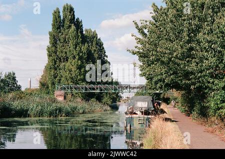 Der Fluss Lea oberhalb von Stonebridge Lock, Tottenham Marshes, London, Großbritannien, mit Blick nach Norden in Richtung Edmonton Stockfoto