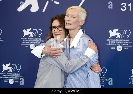 Joanna Hogg und Tilda Swinton posieren am 06. September 2022 bei der Fotoaufnahme von „The Eternal Daughter“ während des Internationalen Filmfestivals von Venedig 79. im Palazzo del Casino auf dem Lido in Venedig, Italien. Stockfoto