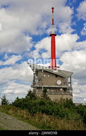 Fernsehsender auf dem Hügel von Lysa hora in Beskiden Stockfoto