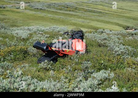 Ski-Doo Schneemobil während der Sommersaison geparkt Stockfoto