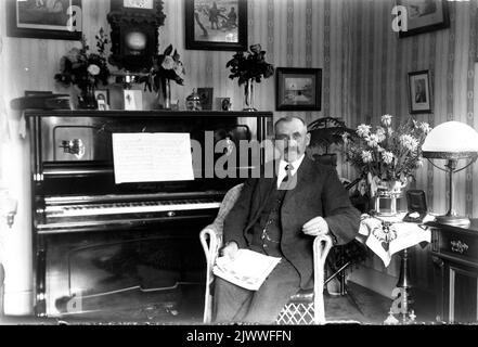 Geburtstag, Mann am Klavier. Födelsedag, Mann mit Klavier. Stockfoto