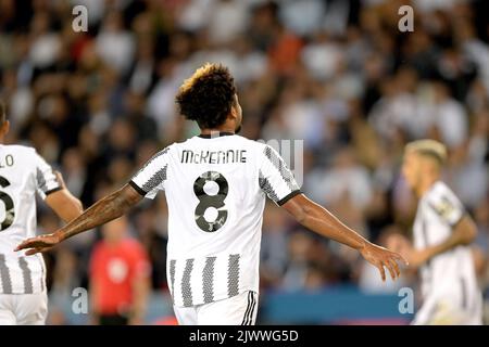 PARIS - Weston McKennie von Juventus FC feiert das 2-1-Punkte-Spiel während des UEFA Champions League-Spiels zwischen Paris Saint-Germain und dem FC Juventus am 6. September 2022 im Parc des Princes in Paris, Frankreich. ANP/ Dutch Height/ GERRIT VAN COLOGNE Stockfoto