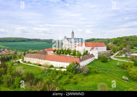 Kloster Neresheim barocke Klosterkirche Luftaufnahme von oben in Deutschland Stockfoto