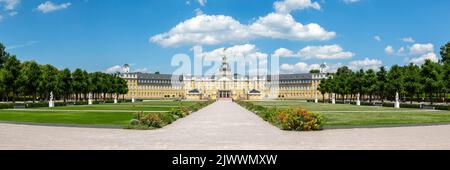 Schloss Karlsruhe Königspalast Barockarchitektur Reise Panorama Stadt in Deutschland Stockfoto