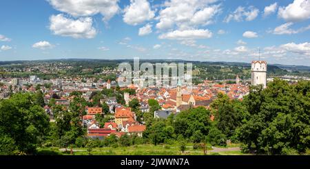 Ansicht der Stadt Ravensburg von oben mit Mehlsack Turm und Altstadtpanorama in Deutschland Stockfoto