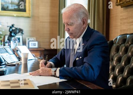 Präsident Joe Biden schreibt am Freitag, den 8. Juli 2022, einen Brief an den japanischen Premierminister Fumio Kishida, in dem er sein Beileid zum Mord an dem ehemaligen japanischen Premierminister Shinzo Abe zum Ausdruck bringt. (Offizielles Foto des Weißen Hauses von Adam Schultz) Stockfoto