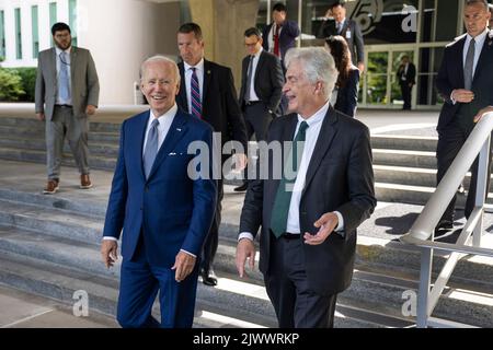 Präsident Joe Biden verlässt das George Bush Center for Intelligence in McLean, Virginia, am Freitag, den 8. Juli 2022, auf dem Weg zum Weißen Haus. (Offizielles Foto des Weißen Hauses von Adam Schultz) Stockfoto