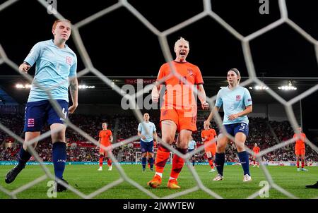 Das englische Bethany England feiert das sechste Tor seiner Spielmannschaft während des FIFA Frauen-WM-Qualifying-Spiels der Gruppe D 2023 im Stoke City Stadium, Stoke-on-Trent. Bilddatum: Dienstag, 6. September 2022. Stockfoto