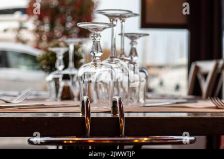 Gläser auf dem Tisch mit dem Besteck. Restaurant. Stockfoto