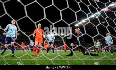 Das englische Bethany England feiert das sechste Tor seiner Spielmannschaft während des FIFA Frauen-WM-Qualifying-Spiels der Gruppe D 2023 im Stoke City Stadium, Stoke-on-Trent. Bilddatum: Dienstag, 6. September 2022. Stockfoto