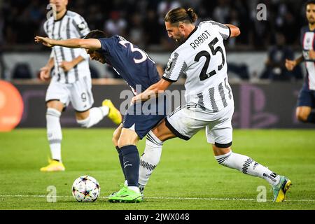 Paris, Frankreich, Frankreich. 6. September 2022. Lionel (Leo) MESSI vom PSG und Adrien RABIOT von Juventus während des UEFA Champions League-Spiel der Gruppe H zwischen Paris Saint-Germain und dem FC Juventus am 06. September 2022 im Stadion Parc des Princes in Paris, Frankreich. (Bild: © Matthieu Mirville/ZUMA Press Wire) Bild: ZUMA Press, Inc./Alamy Live News Stockfoto