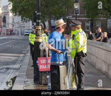 London Großbritannien 6.. September Steve Bray vor der Downing Street spielt Musik, während Boris johnson seine letzte Rede hält und der Polizist mit dem Finger auf ihn zeigt Stockfoto