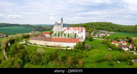 Kloster Neresheim barocke Klosterkirche Luftaufnahme von oben Panorama in Deutschland Stockfoto