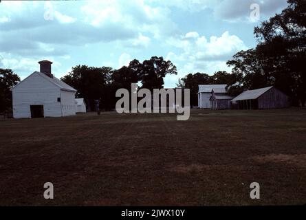 Surry VA USA 9/1993. Bacon’s Castle. Bacon's Castle, oder 'Allen's Brick House' oder das 'Arthur Allen House' befindet sich in Surry County, Virginia, USA. Es ist die älteste dokumentierte Ziegelwohnung in den heutigen Vereinigten Staaten. Es wurde 1665 erbaut und gilt als ein äußerst seltenes Beispiel jakobischer Architektur in der Neuen Welt. Das Haus wurde als "Bacons Burg" bekannt, weil es als Festung oder "Burg" von den Anhängern von Nathaniel Bacon während der Rebellion von Bacon im Jahr 1676 besetzt wurde. Im Gegensatz zur populären Folklore lebte Bacon jedoch nie in Bacons Schloss. Stockfoto