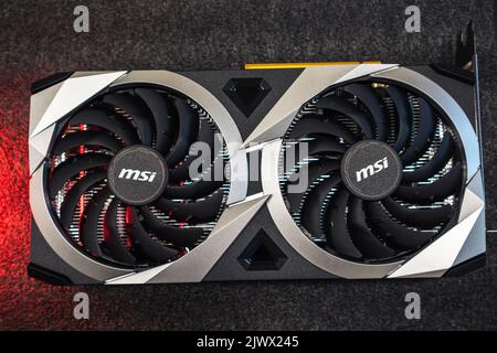 Kiew, Ukraine - 19. August 2022: MSI MECH 2X Grafikkarte mit AMD Radeon RX6700XT GPU on Board auf schwarzem Hintergrund, Computerhardwarekomponenten top Stockfoto