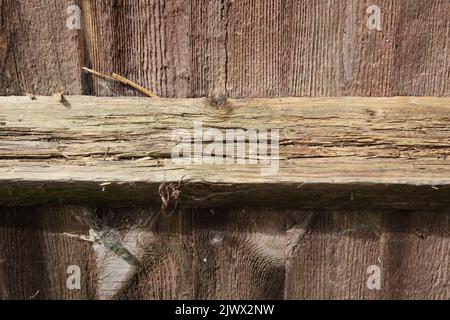 Heruntergekommener alter Holzzaun mit braun verwitterten Holzmaserndetails Stockfoto