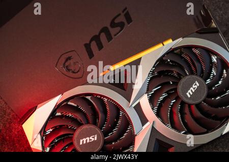 Kiew, Ukraine - 19. August 2022: MSI MECH 2X Grafikkarte mit AMD Radeon RX6700XT Chipsatz in Rotlicht, Nahaufnahme von oben Stockfoto