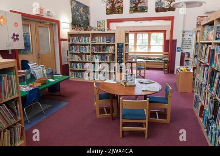 Farbenfrohe und anregende Kinderabteilung in einer öffentlichen Bibliothek. Stockfoto