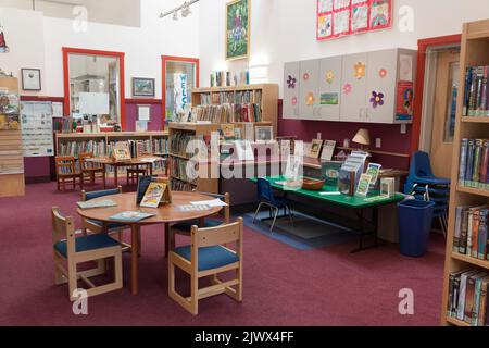 Farbenfrohe und anregende Kinderabteilung in einer öffentlichen Bibliothek. Stockfoto