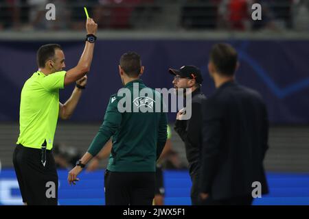 Leipzig, Deutschland. 06. September 2022. Fußball: Champions League, RB Leipzig - Shakhtyor Donetsk, Gruppenphase, Gruppe F, Matchday 1 in der Red Bull Arena zeigt Schiedsrichter Joao Pinheiro dem Trainer von Donetsk Igor Jovicevic (2. von rechts) die gelbe Karte. Quelle: Jan Woitas/dpa/Alamy Live News Stockfoto