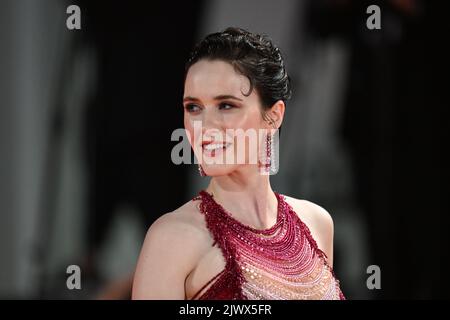 Venedig, Italien. 06. September 2022. Rachel Brosnahan nimmt am 06. September 2022 bei den Internationalen Filmfestspielen von Venedig 79. in Venedig, Italien, am „Tod für Einen Dollar roten Teppich“ Teil. Quelle: SIPA USA/Alamy Live News Stockfoto